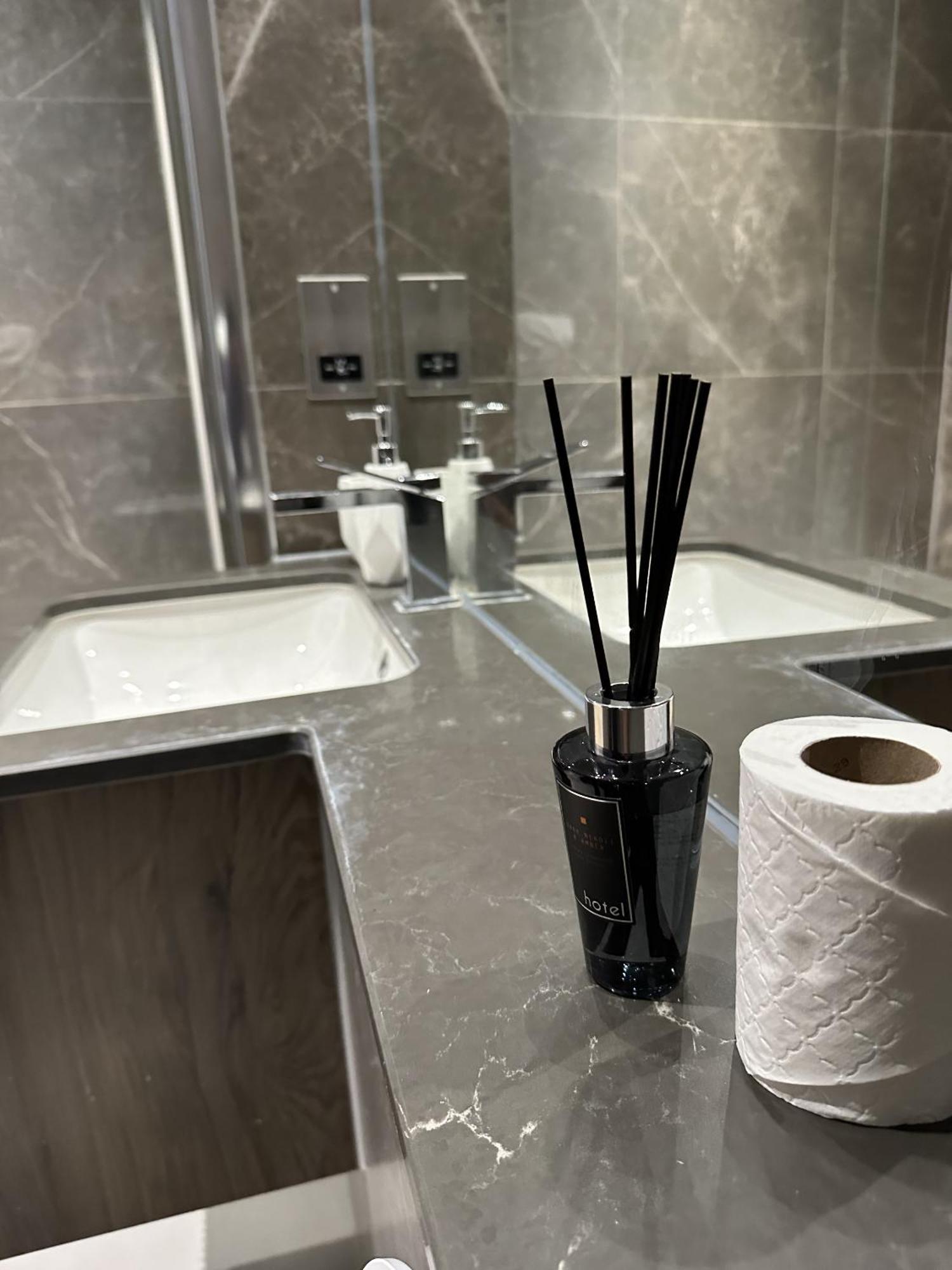Richardson Deluxe Apartments Лондон Екстериор снимка